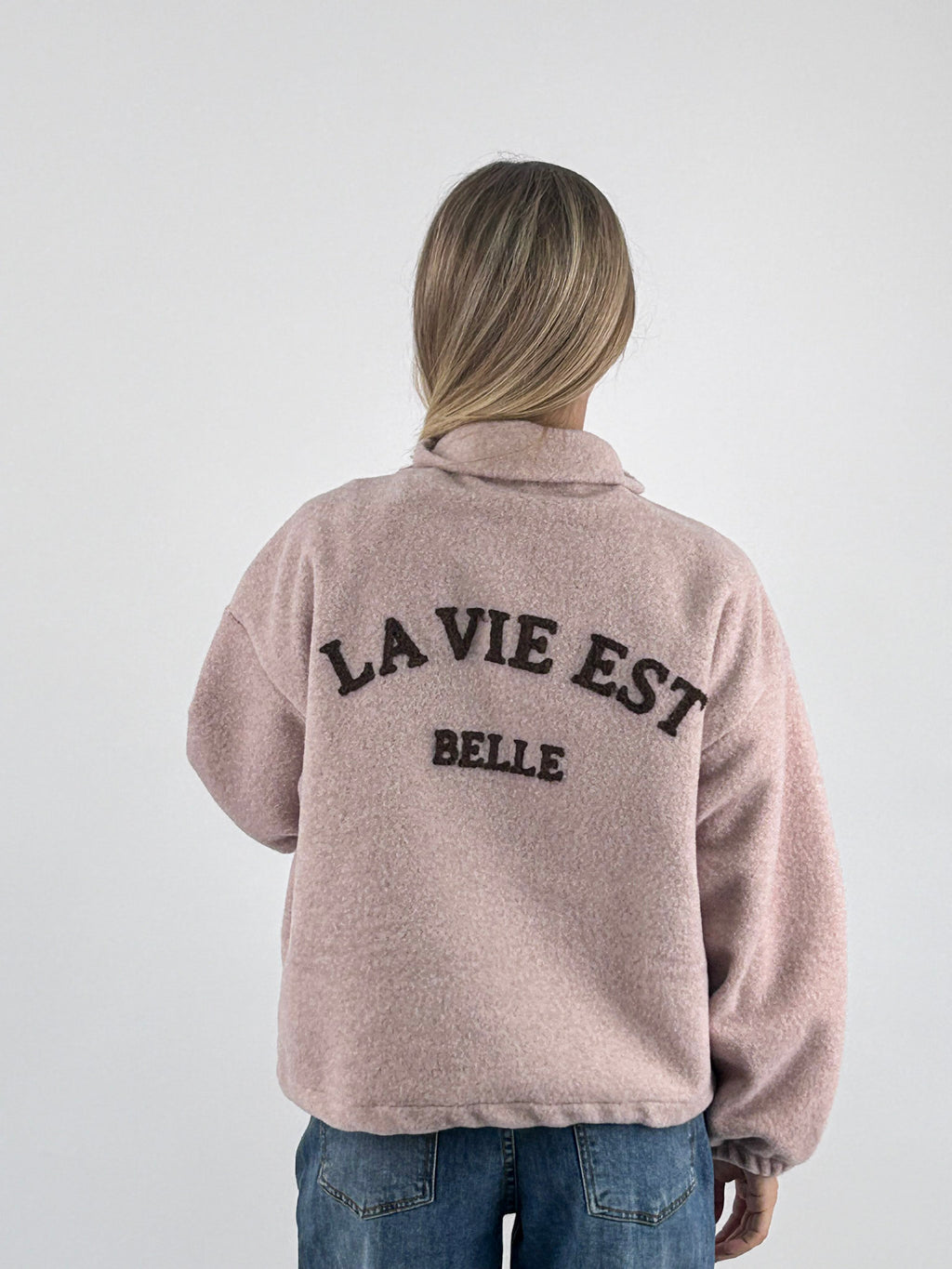 Giubbino donna con zip e collo alto con scritta La vie est belle sul retro rosa - vista retro