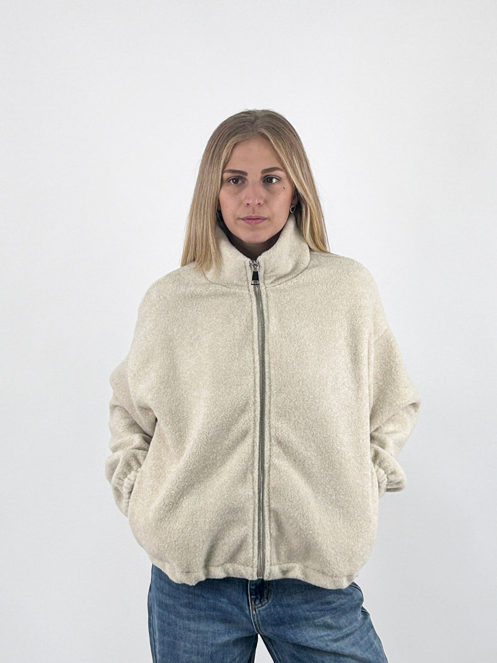 Giubbino donna con zip e collo alto con scritta La vie est belle sul retro panna - vista frontale chiuso