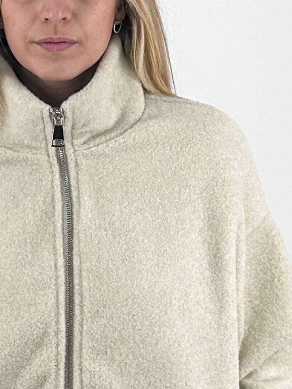 Giubbino donna con zip e collo alto con scritta La vie est belle sul retro panna - vista dettaglio