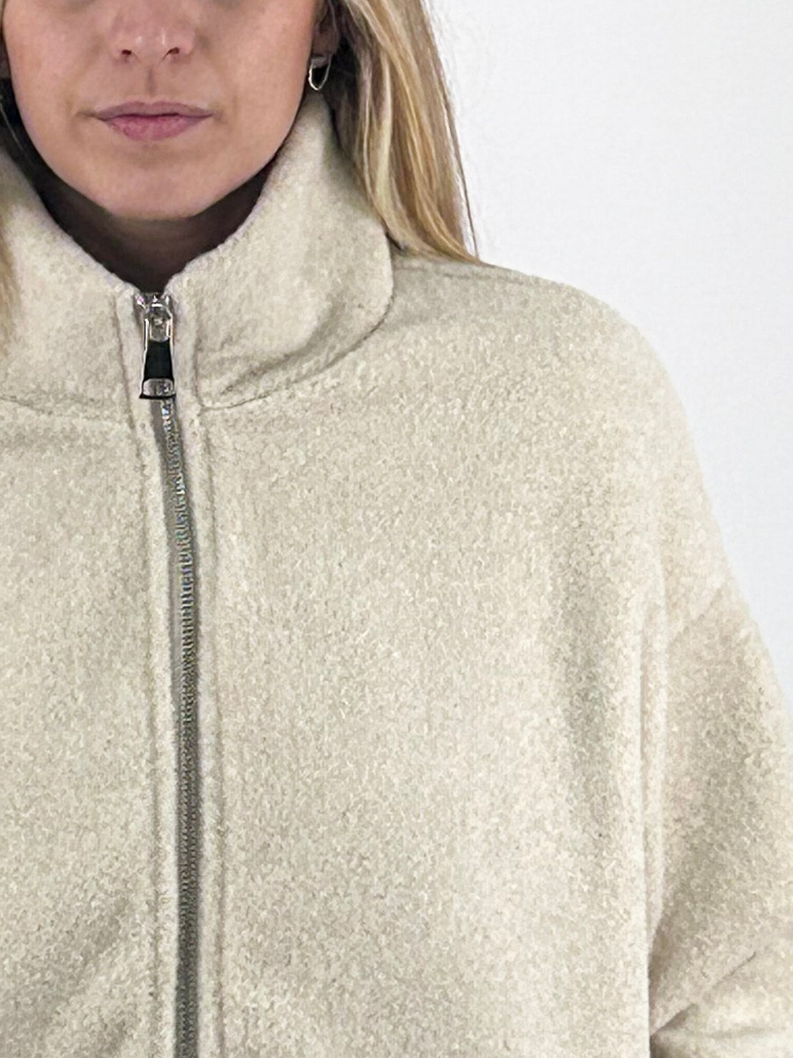 Giubbino donna con zip e collo alto con scritta La vie est belle sul retro panna - vista dettaglio