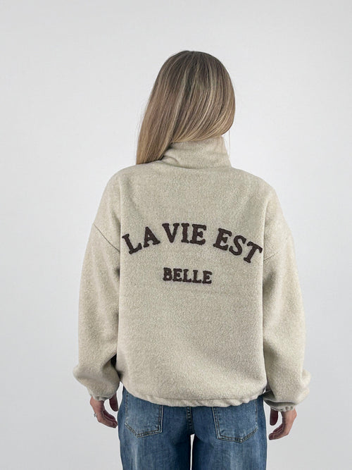 Giubbino donna con zip e collo alto con scritta La vie est belle sul retro panna - vista retro