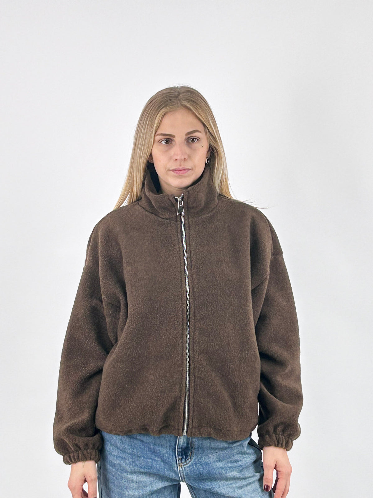 Giubbino donna con zip e collo alto con scritta La vie est belle sul retro marrone - vista frontale