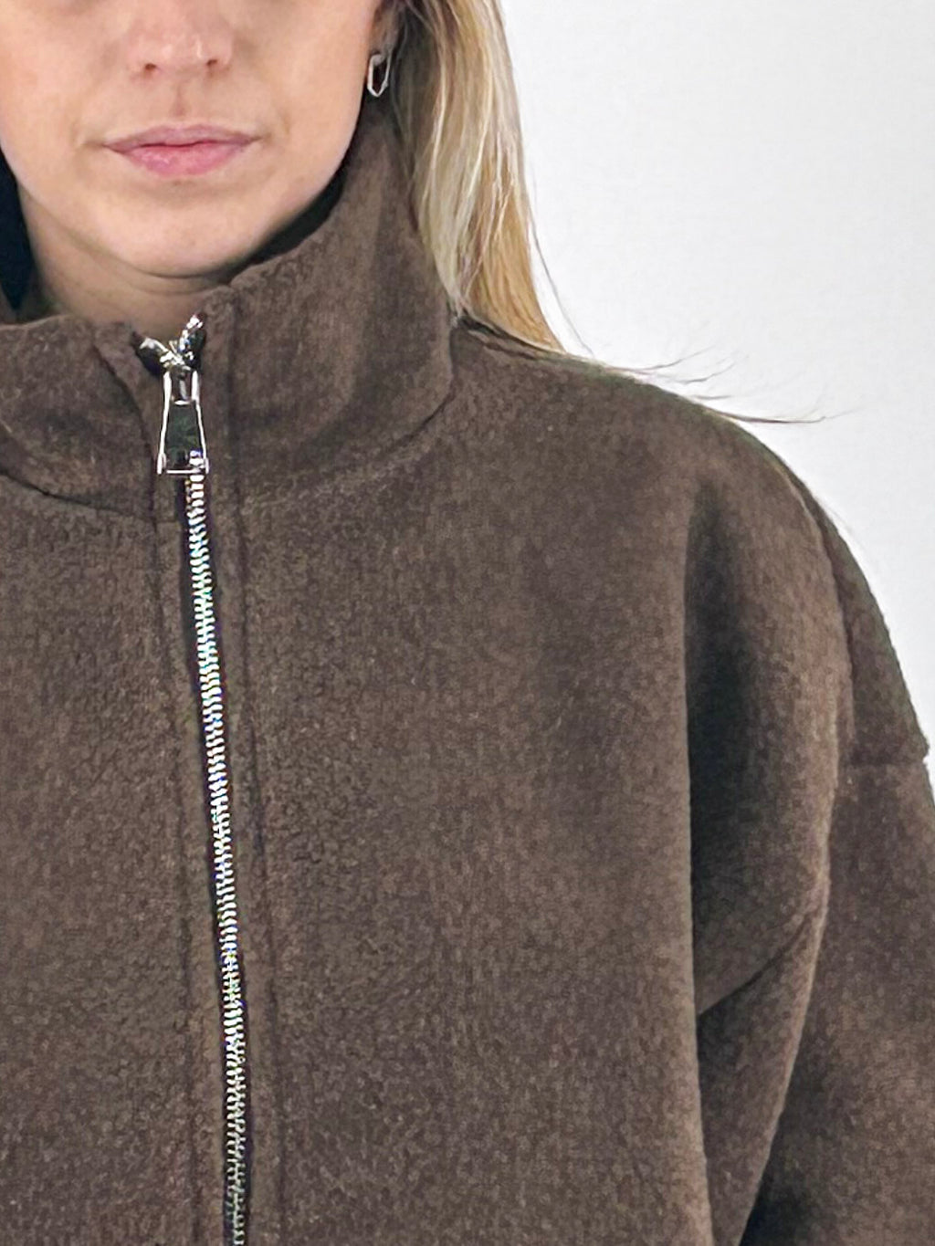 Giubbino donna con zip e collo alto con scritta La vie est belle sul retro marrone - vista dettaglio