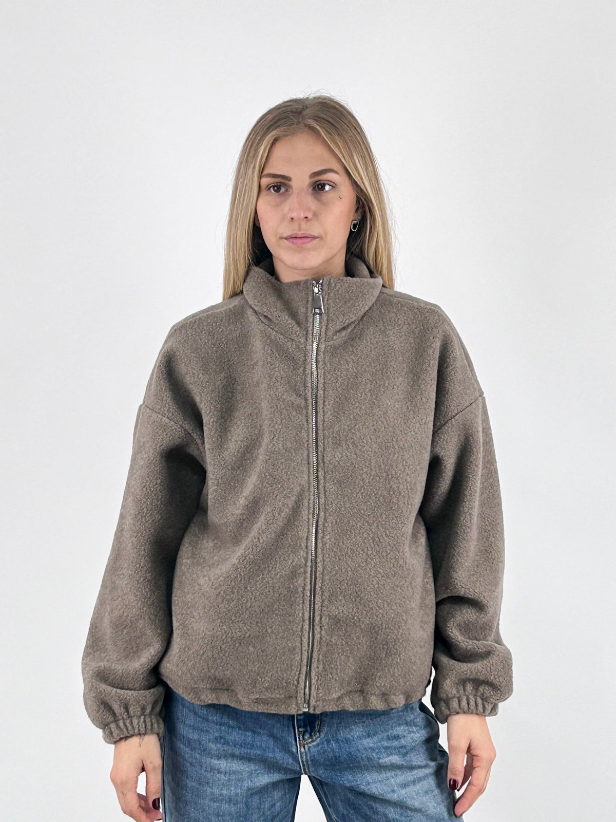 Giubbino donna con zip e collo alto con scritta La vie est belle sul retro tortora - vista frontale