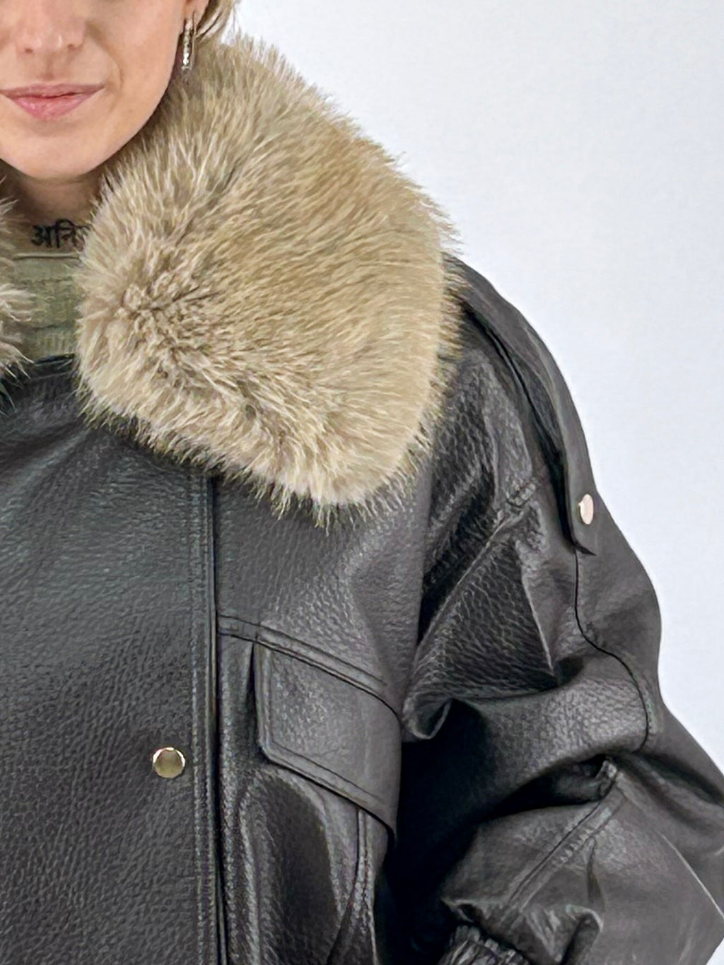 Giubbino donna over effetto pelle marrone scuro con collo in pelliccia - dettaglio collo