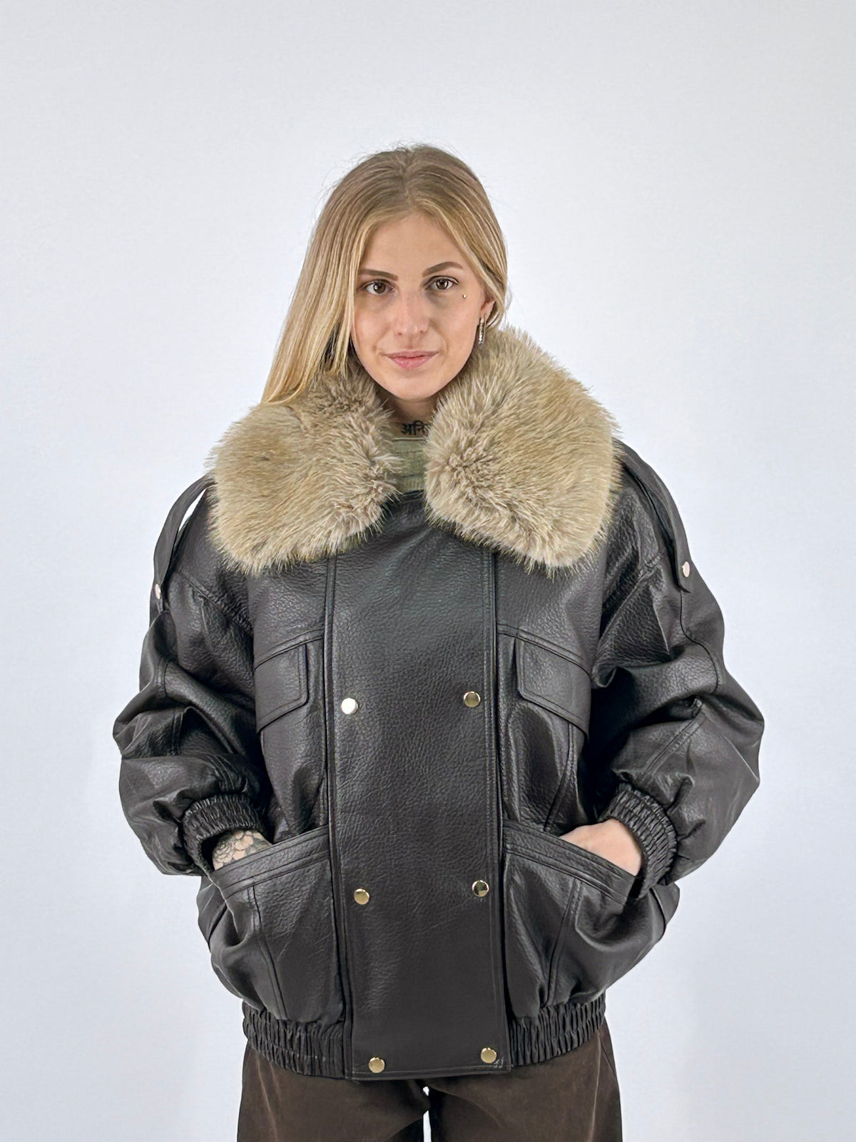 Giubbino donna over effetto pelle marrone scuro con collo in pelliccia - vista frontale