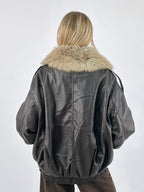 Giubbino donna over effetto pelle marrone scuro con collo in pelliccia - vista retro