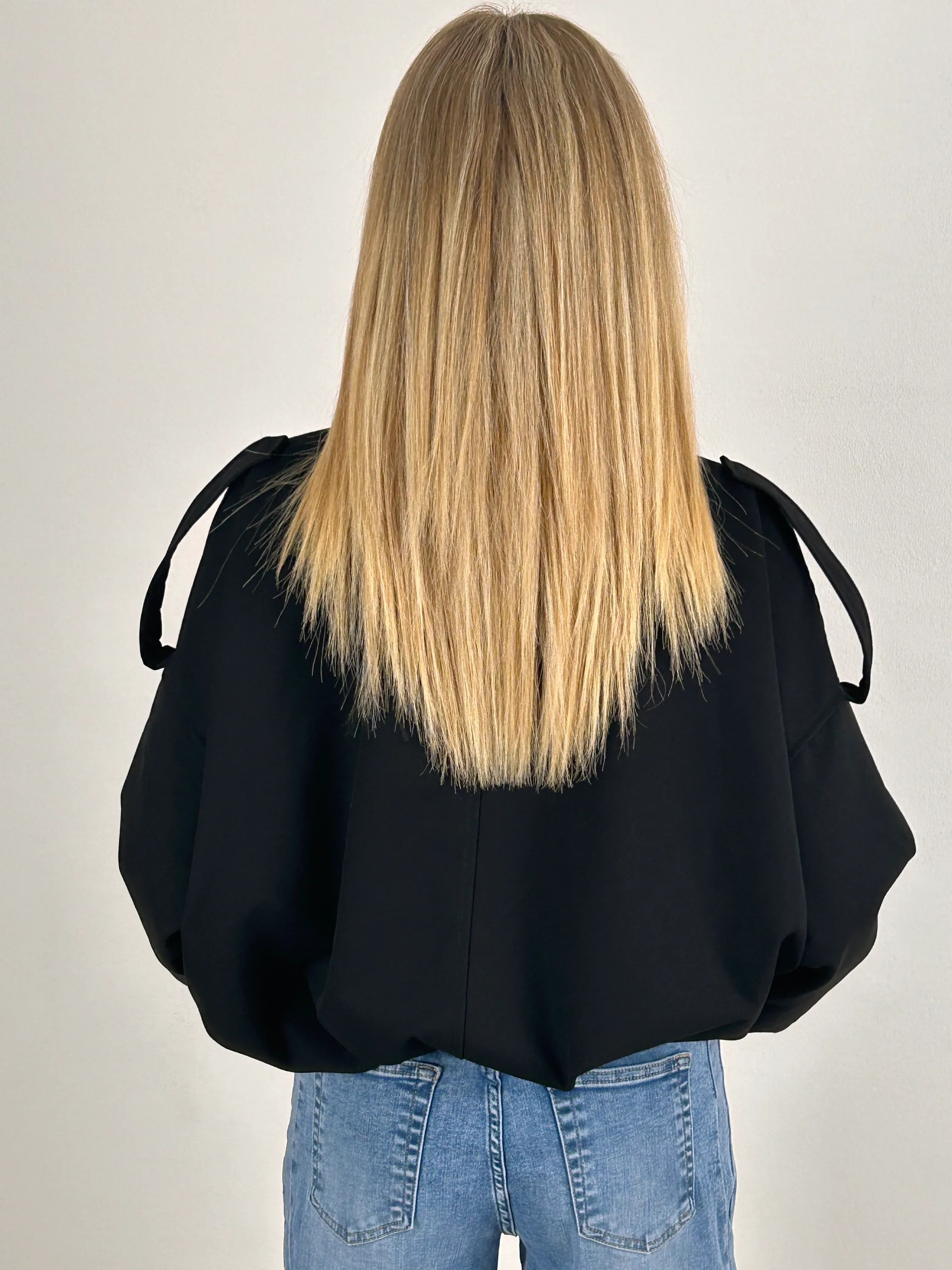 Giubbino over spalla – giacca donna oversize con dettaglio spalla, stile urban chic.vista retro