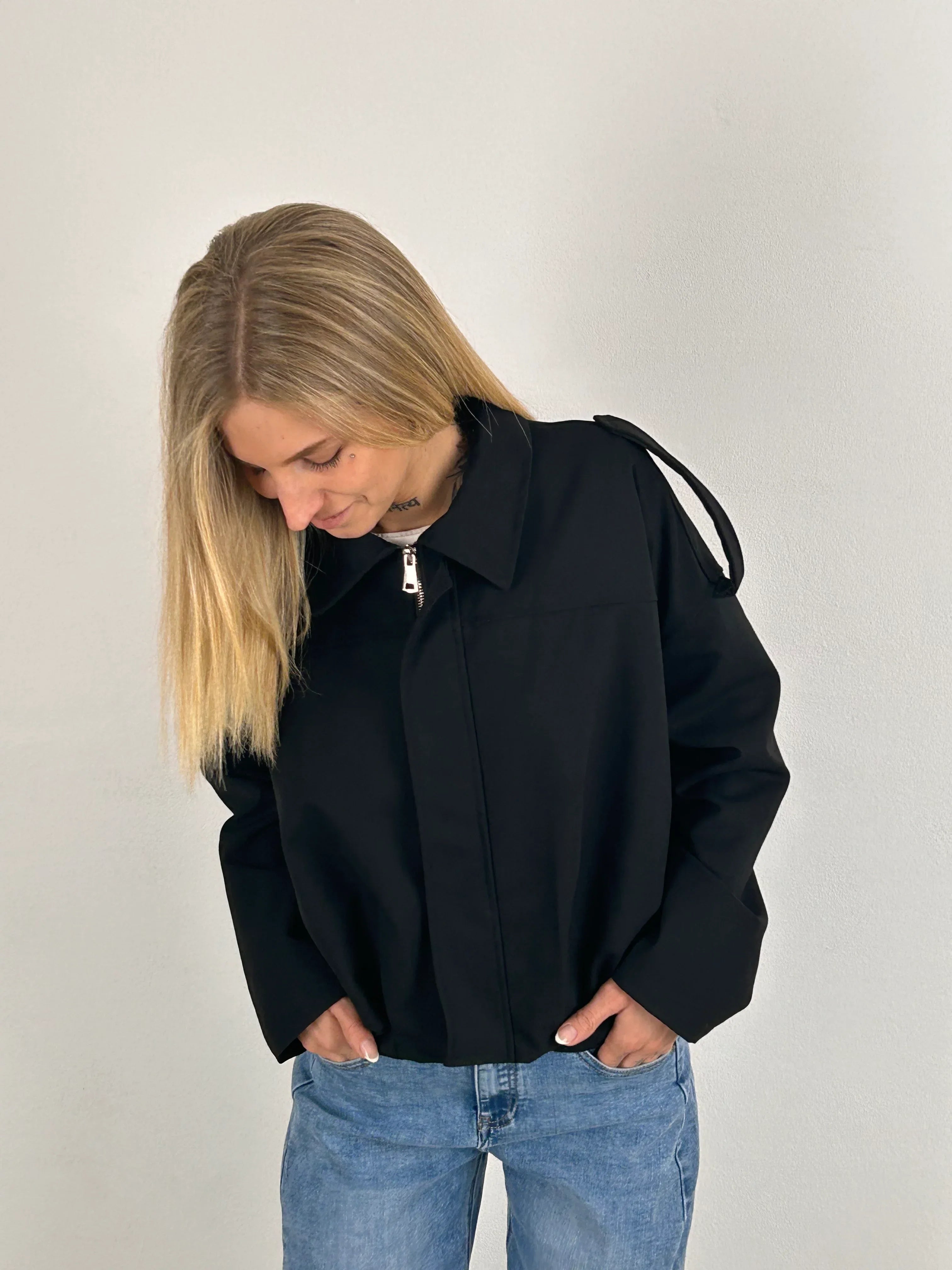 Giubbino over spalla – giacca donna oversize con dettaglio spalla, stile urban chic.vista frontale

