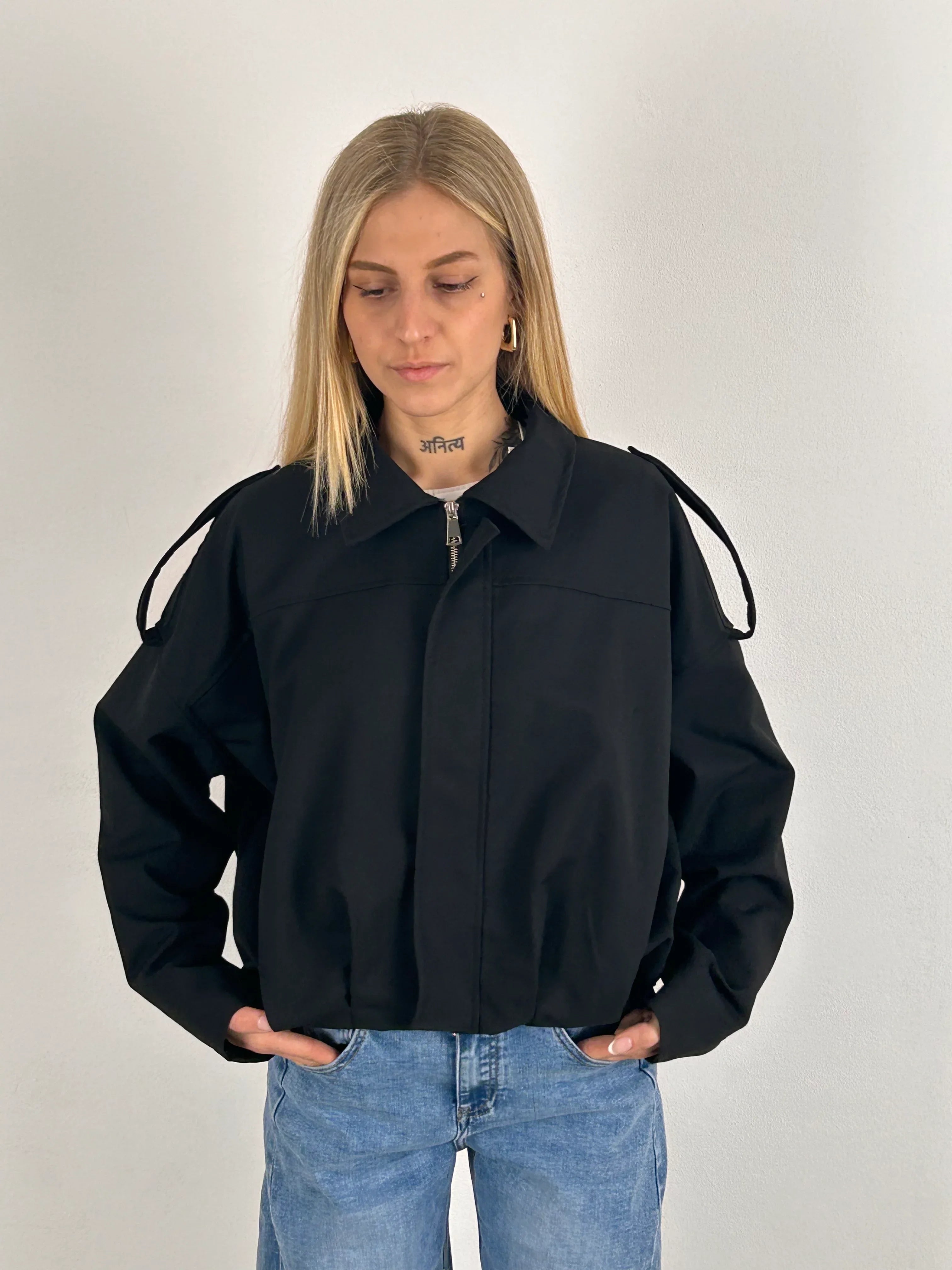 Giubbino over spalla – giacca donna oversize con dettaglio spalla, stile urban chic.vista frontale