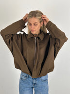 Giubbino over spalla – giacca donna oversize con dettaglio spalla, stile urban chic.vista frontale