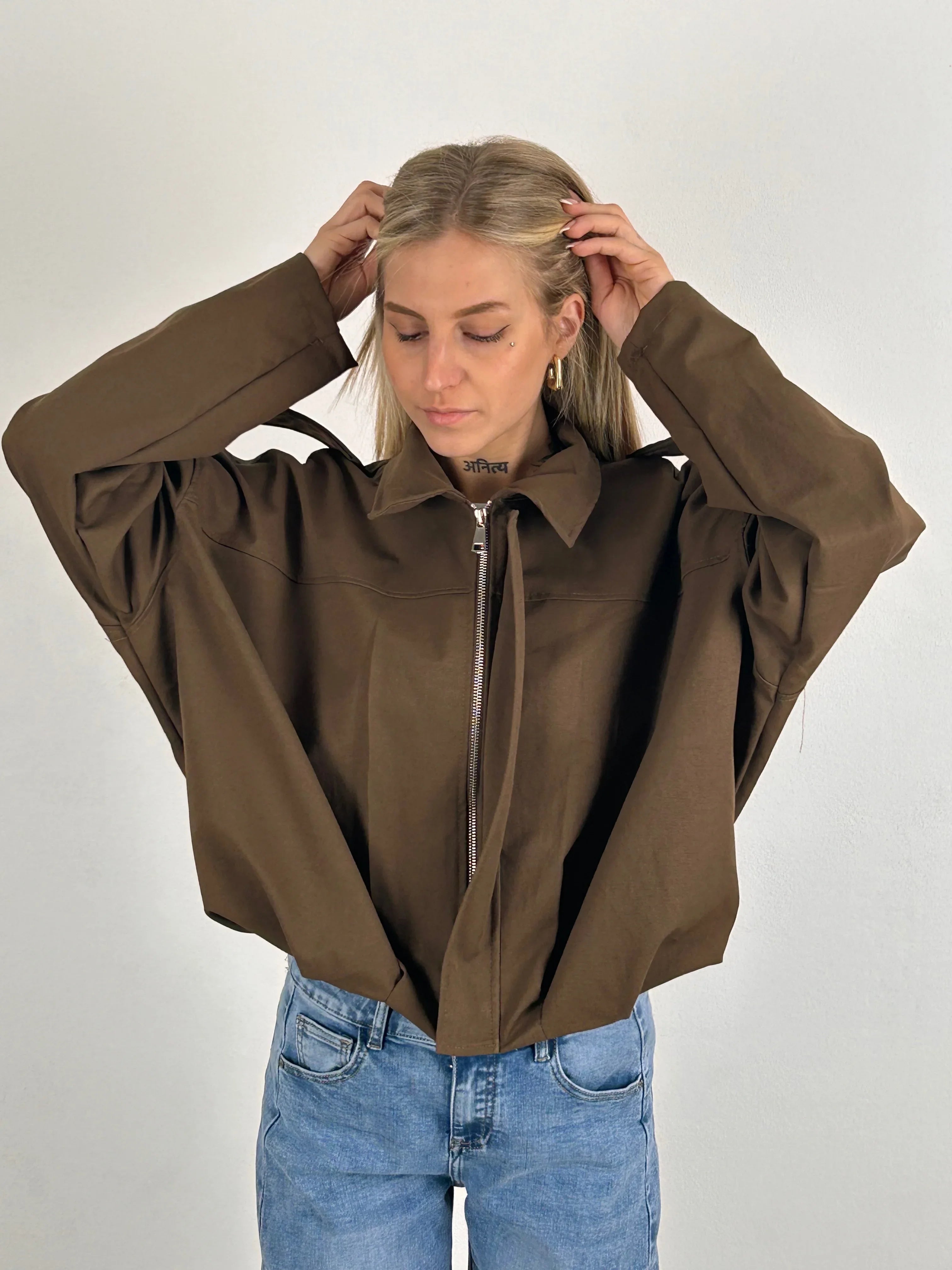 Giubbino over spalla – giacca donna oversize con dettaglio spalla, stile urban chic.vista frontale