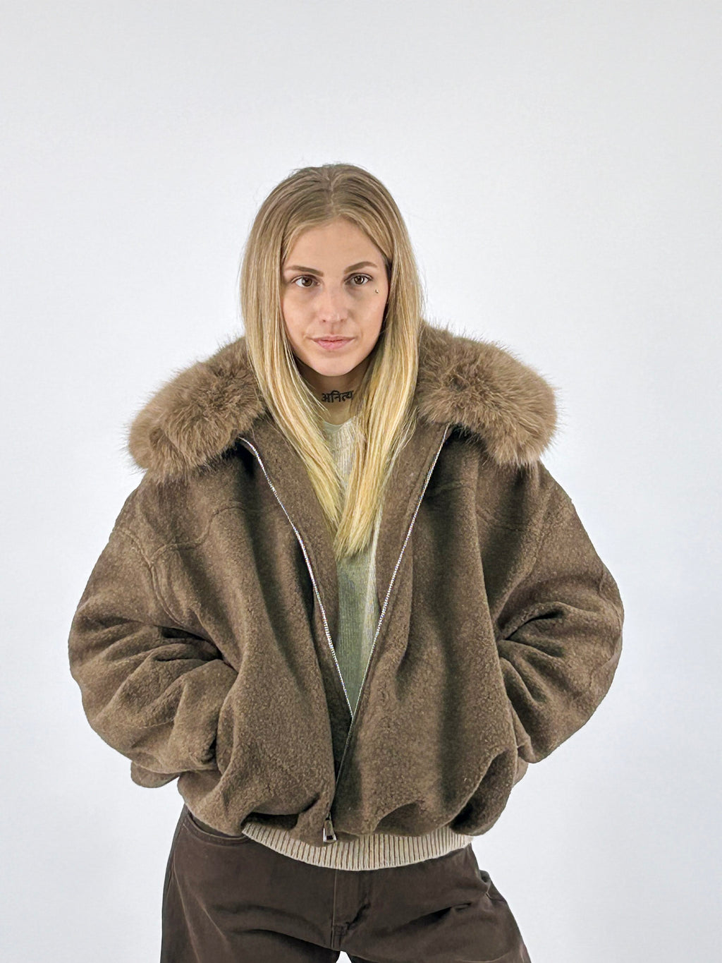 Bomber donna corto marrone con collo in pelliccia removibile - vista frontale 