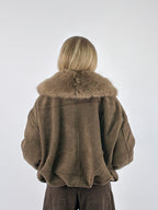 Bomber donna corto marrone con collo in pelliccia removibile - vista retro 