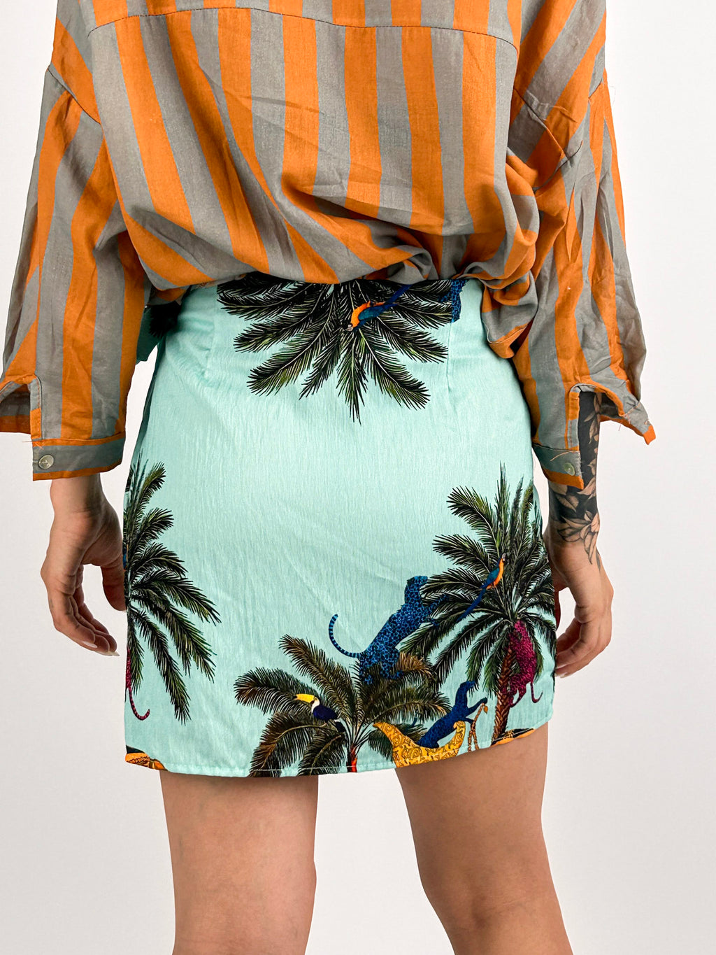 Donna che indossa la gonna portafoglio Hawaii in viscosa con chiusura regolabile - vista retro