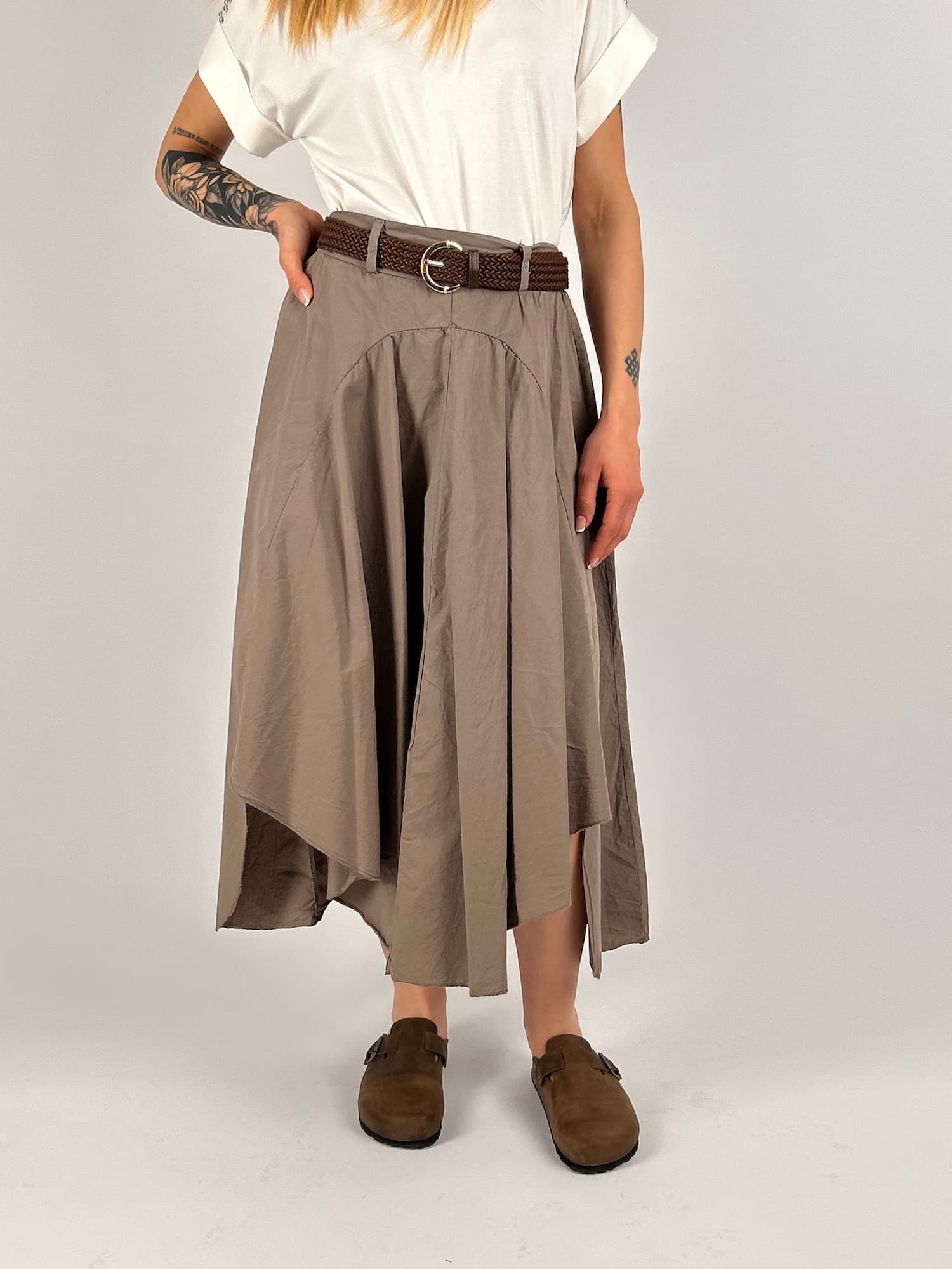 Gonna tessuto leggero marrone Stone con elastico in vita - vista frontale 