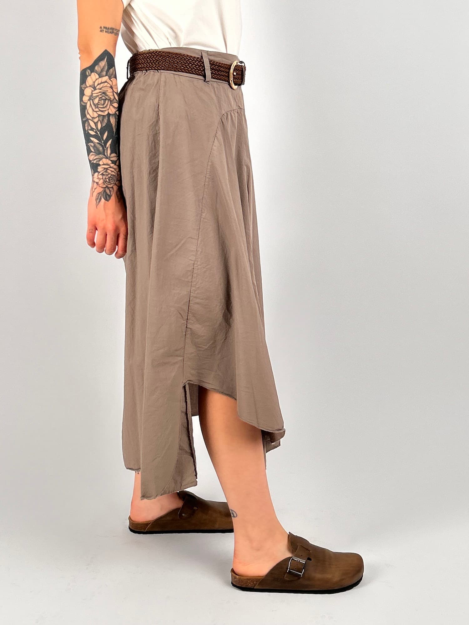 Gonna tessuto leggero marrone Stone con elastico in vita - vista laterale 