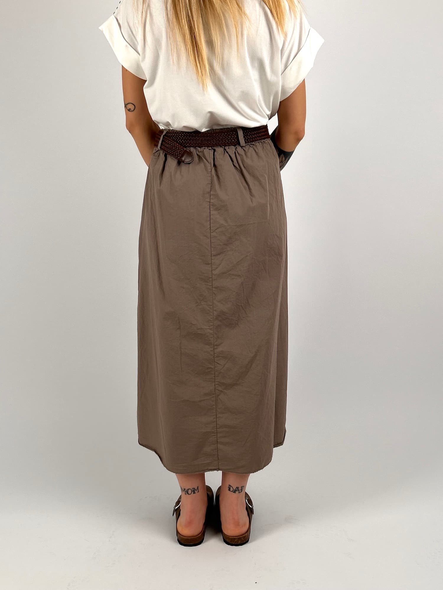 Gonna tessuto leggero marrone Stone con elastico in vita - vista retro