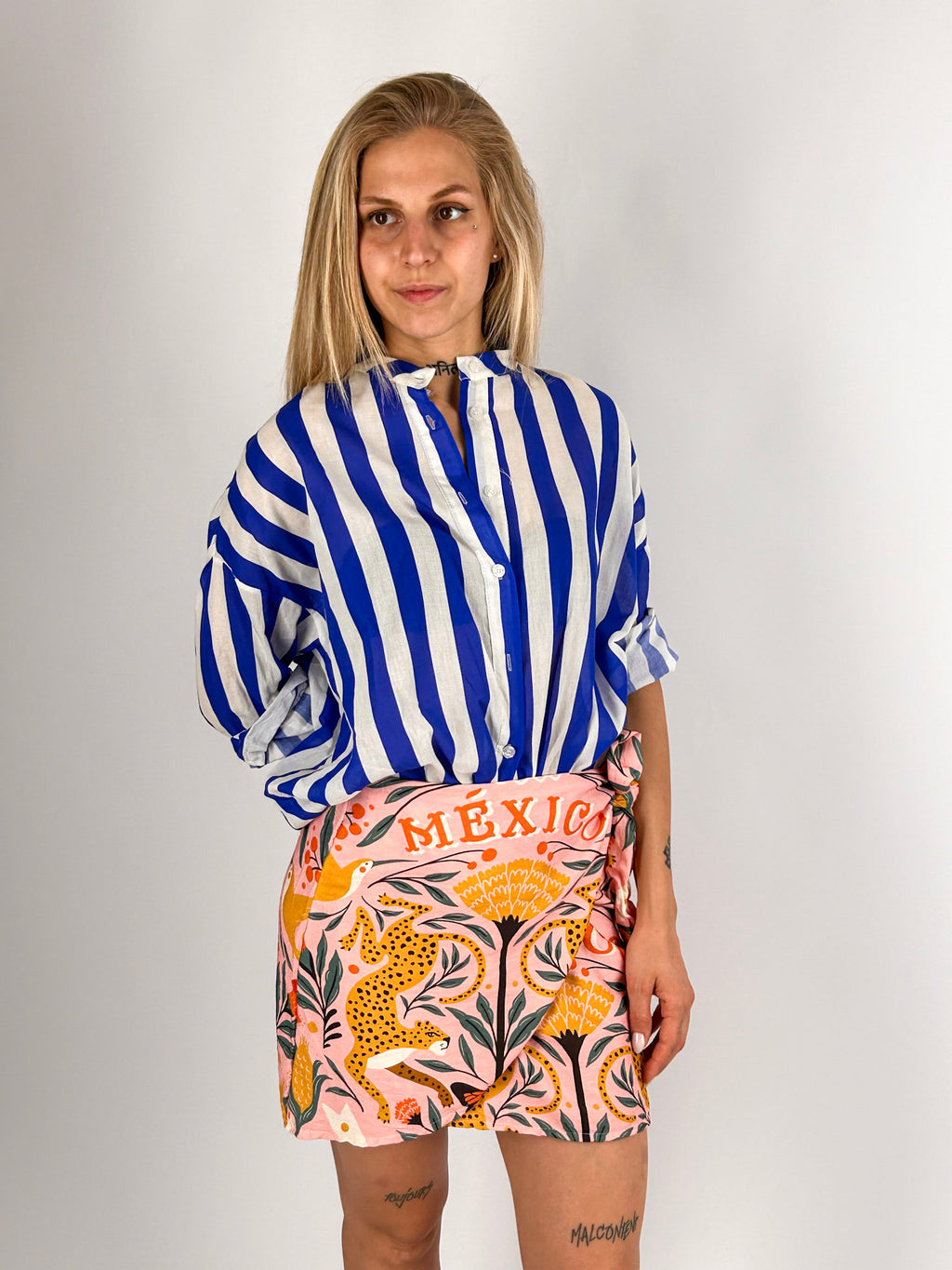 Donna che indossa la gonna portafoglio pink in viscosa con chiusura regolabile - vista outfit