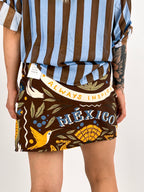 Donna che indossa la gonna portafoglio Mexico in viscosa con chiusura regolabile - vista retro