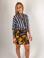 Donna che indossa la gonna portafoglio Mexico in viscosa con chiusura regolabile - vista outfit