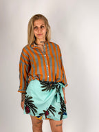 Donna che indossa la gonna portafoglio Hawaii in viscosa con chiusura regolabile - vista outfit