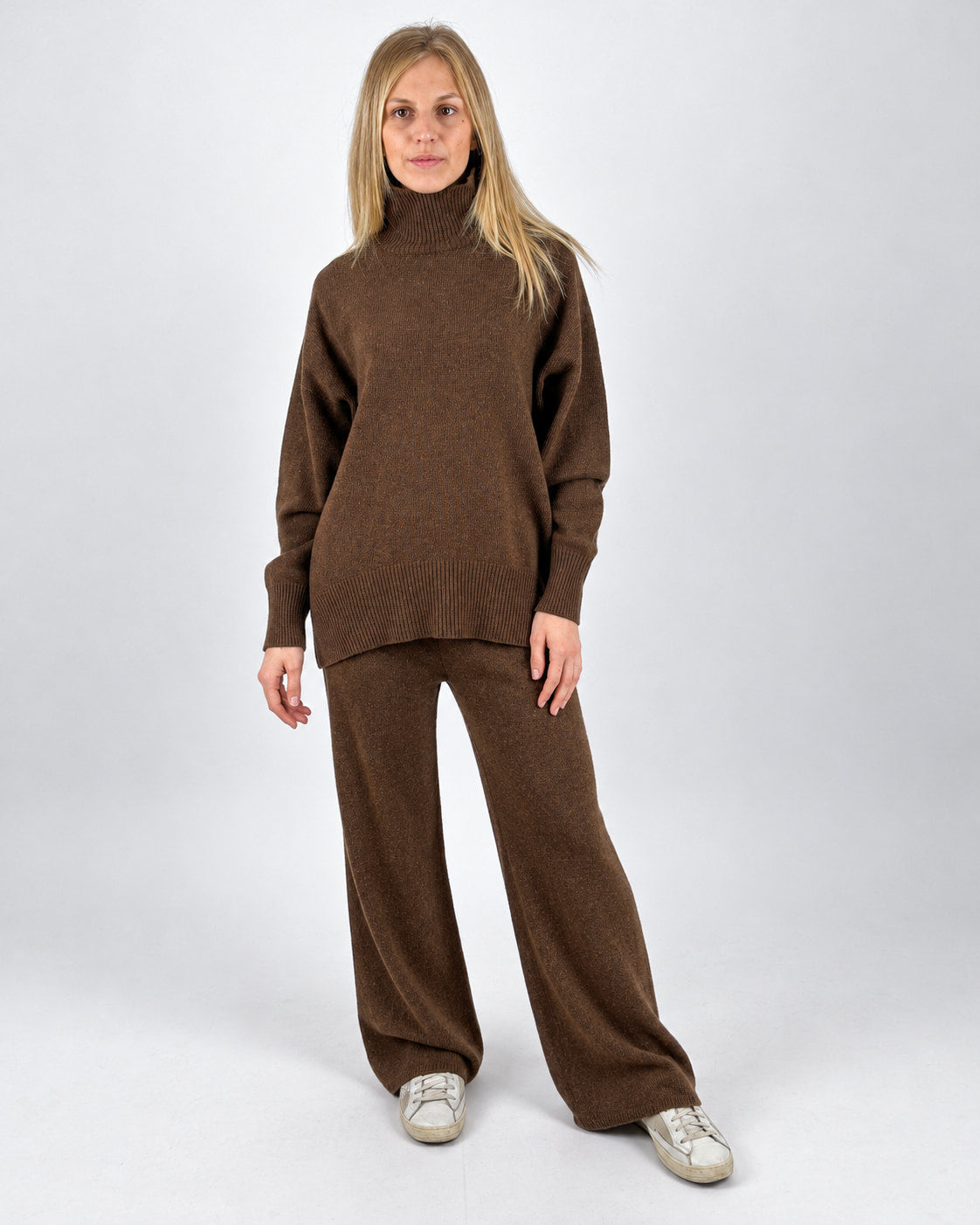 Coordinato marrone in lana con maglia dolcevita e pantalone - vista 1