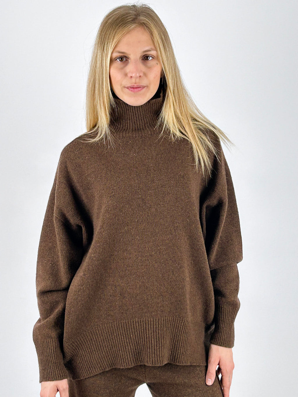 Coordinato marrone in lana con maglia dolcevita e pantalone - vista 2