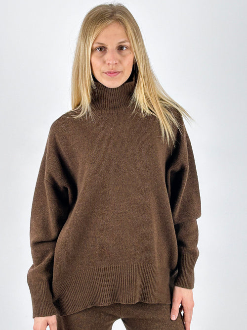 Coordinato marrone in lana con maglia dolcevita e pantalone - vista 2