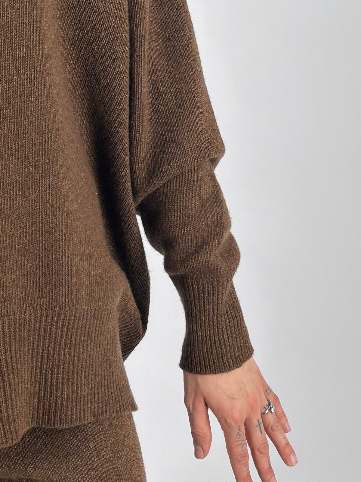Coordinato marrone in lana con maglia dolcevita e pantalone - vista 3
