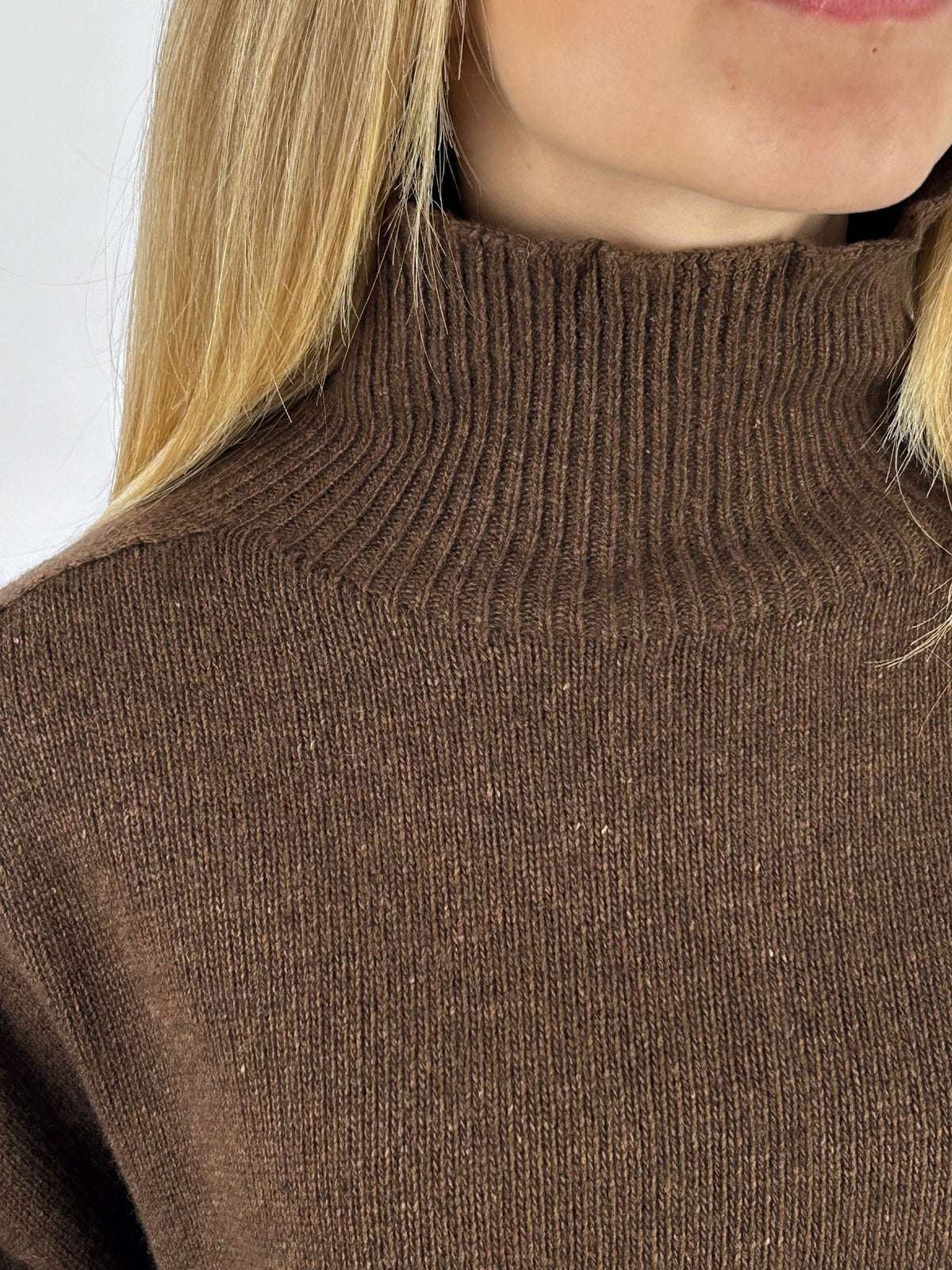 Coordinato marrone in lana con maglia dolcevita e pantalone - vista 4