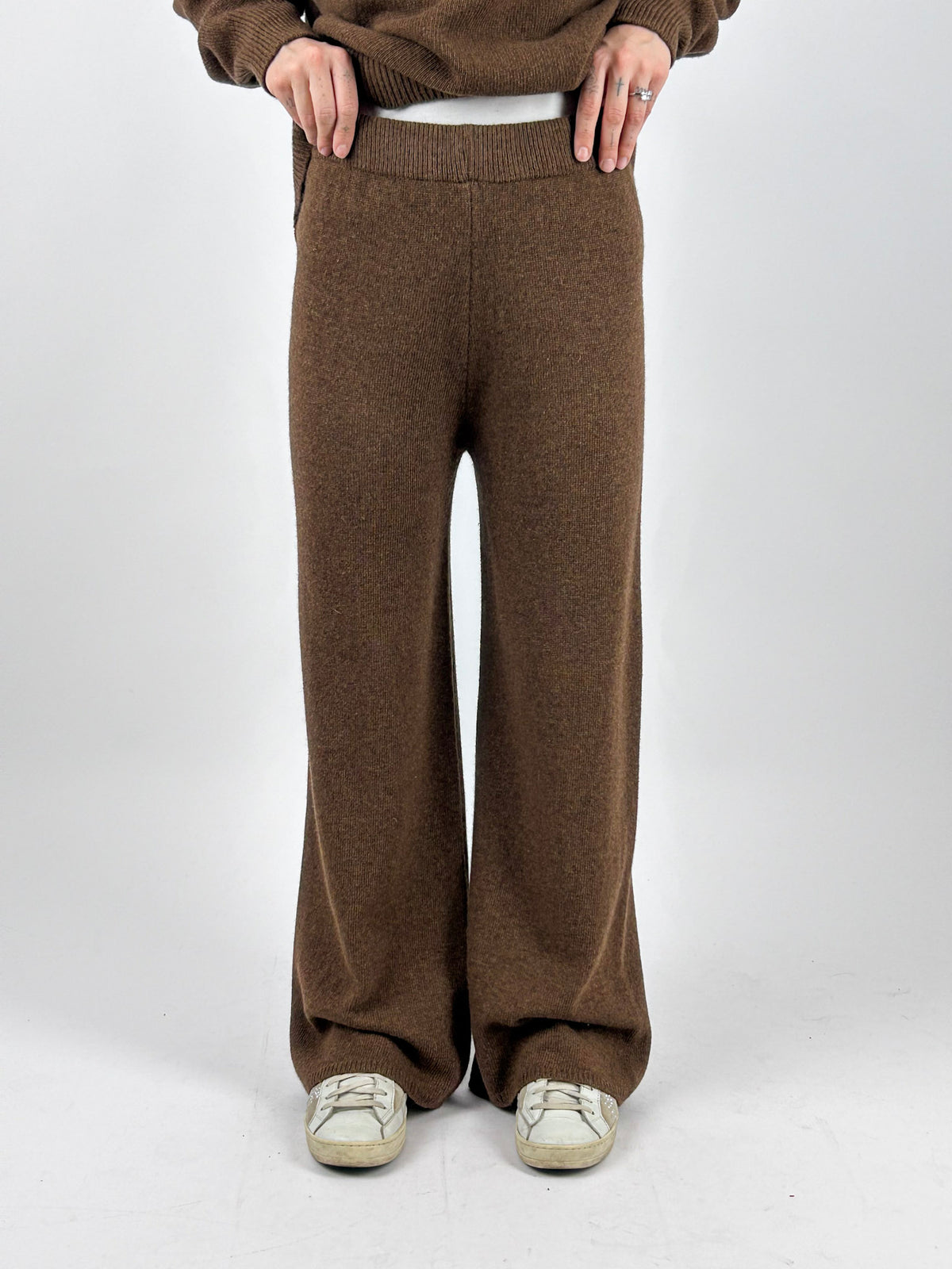 Coordinato marrone in lana con maglia dolcevita e pantalone - vista 5