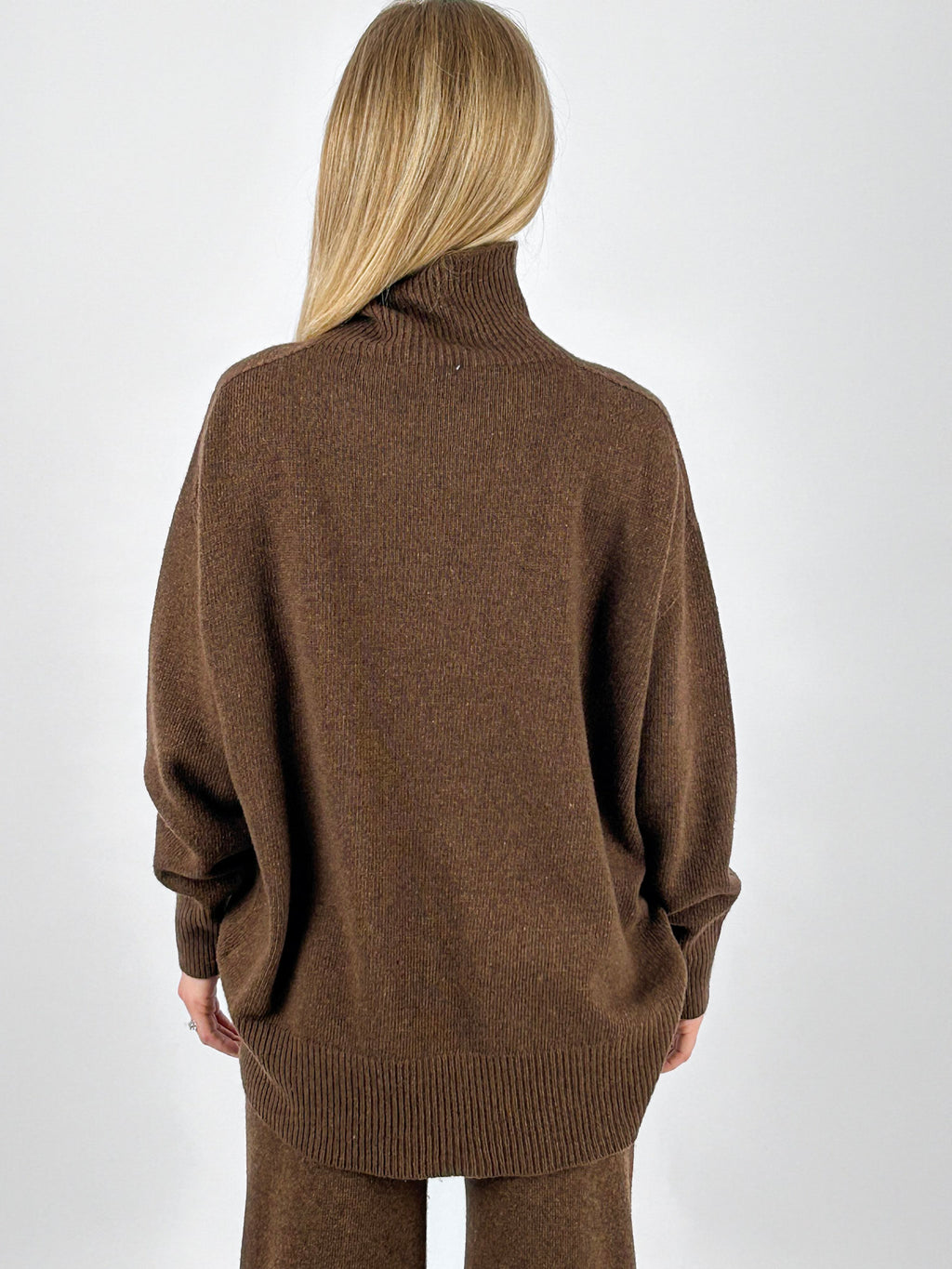 Coordinato marrone in lana con maglia dolcevita e pantalone - vista 6