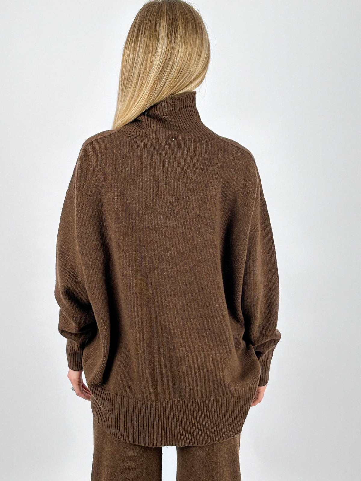 Coordinato marrone in lana con maglia dolcevita e pantalone - vista 6