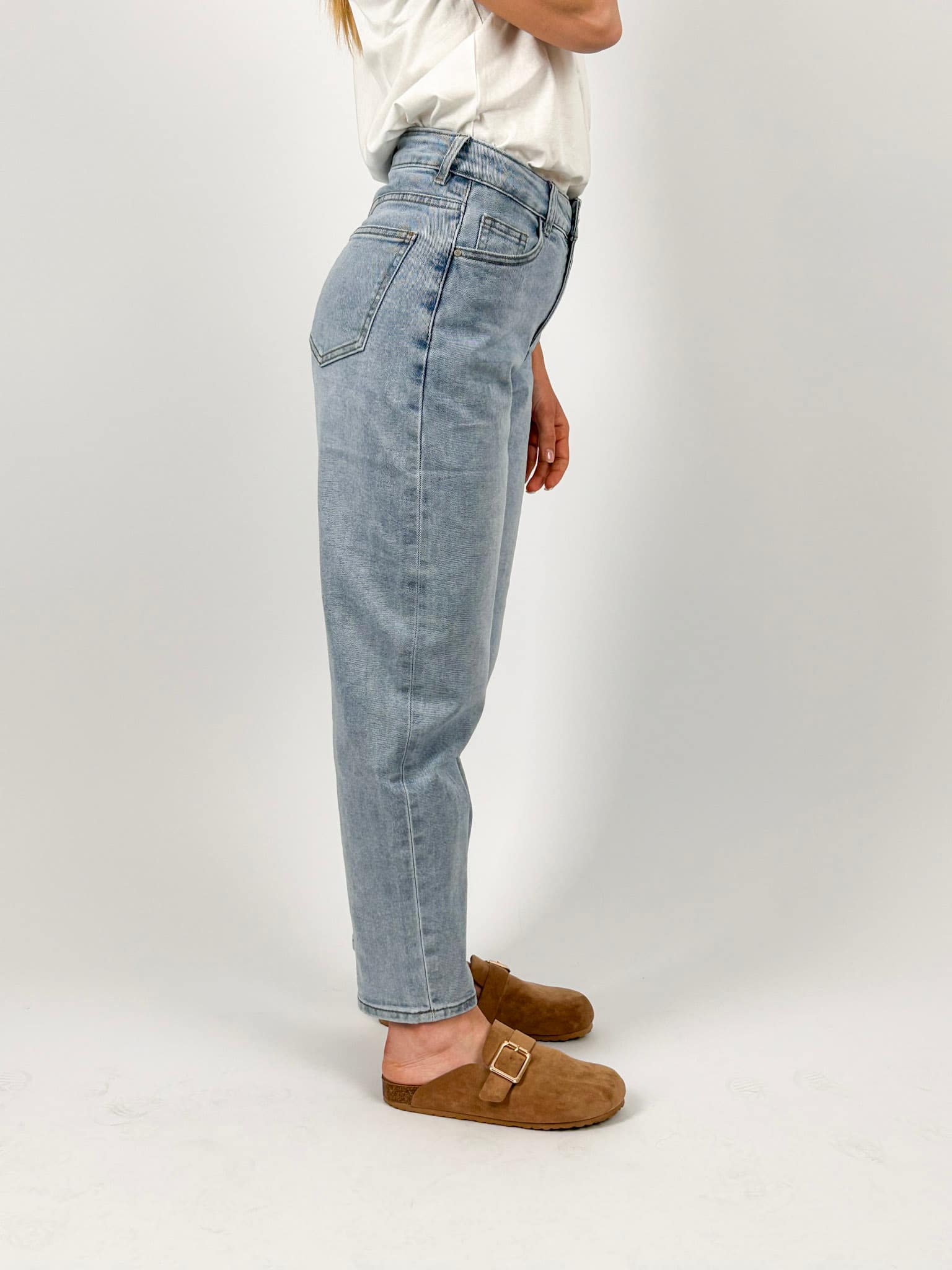 Jeans balloon donna a vita alta con vestibilità morbida. vista laterale