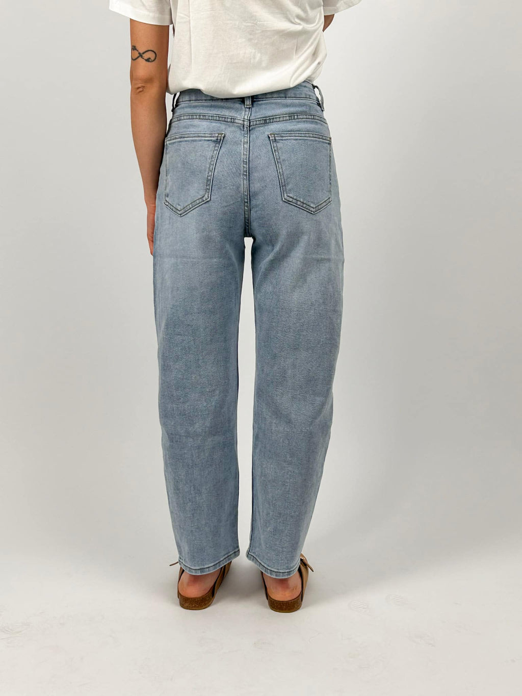 Jeans balloon donna a vita alta con vestibilità morbida. vista retro