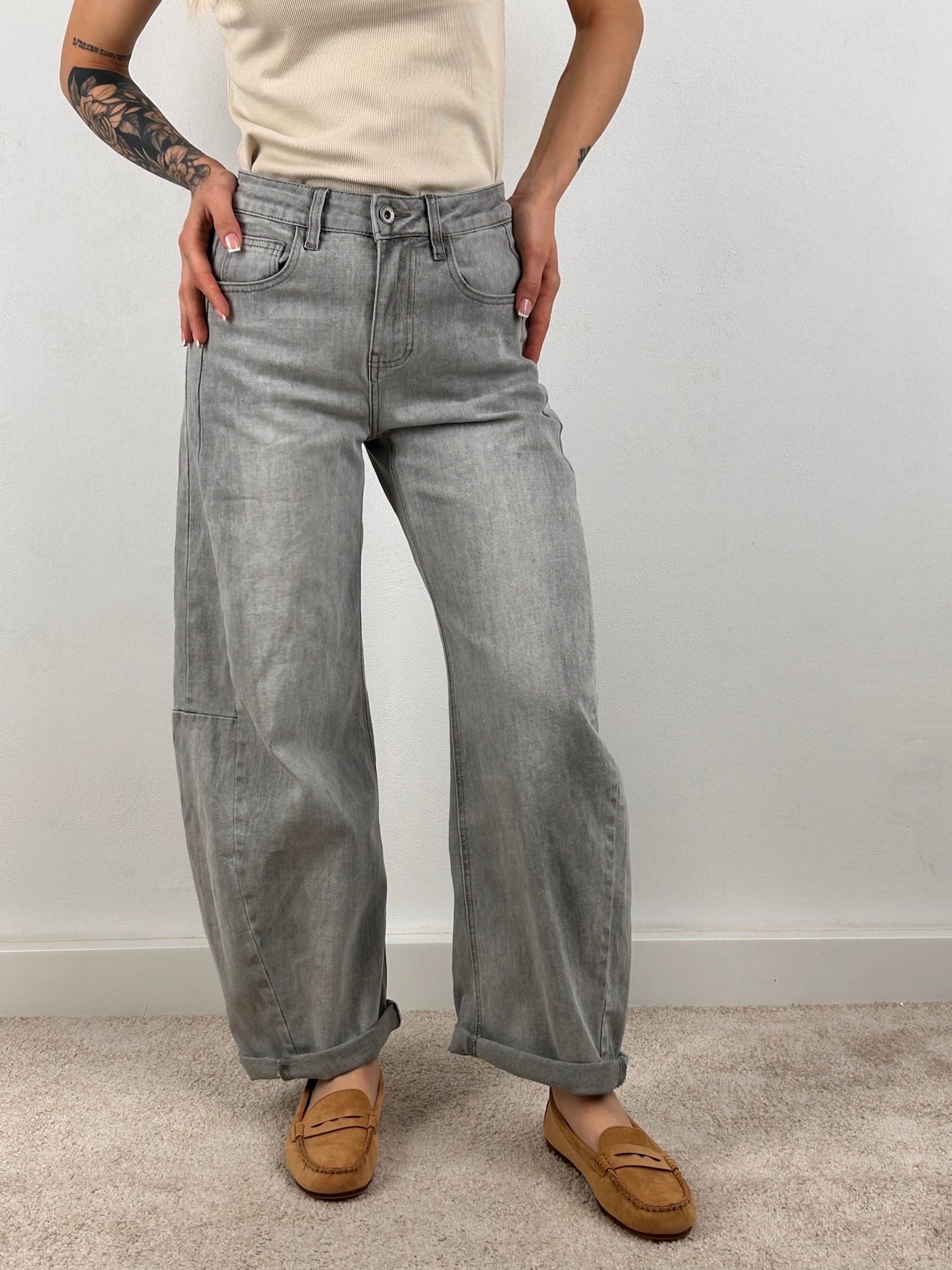  Jeans balloon soft – jeans donna a palloncino morbido, stile trendy comfort denim.vista frontale


