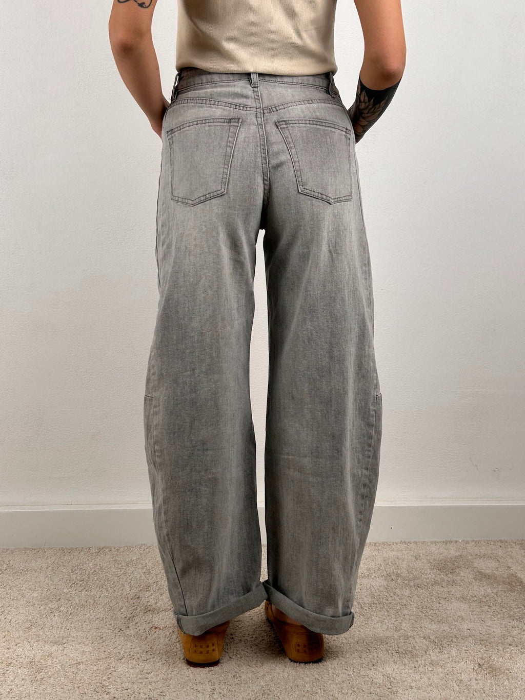  Jeans balloon soft – jeans donna a palloncino morbido, stile trendy comfort denim.vista retro
