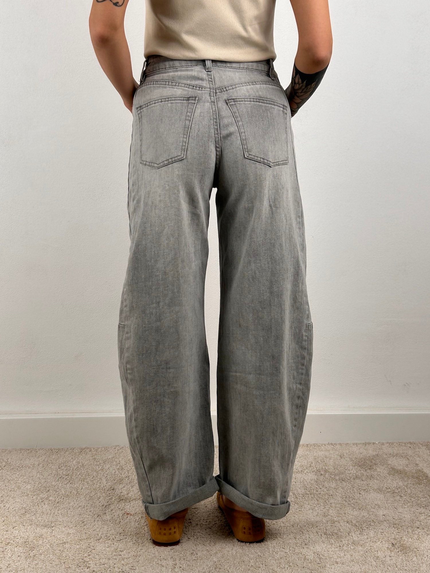  Jeans balloon soft – jeans donna a palloncino morbido, stile trendy comfort denim.vista retro

