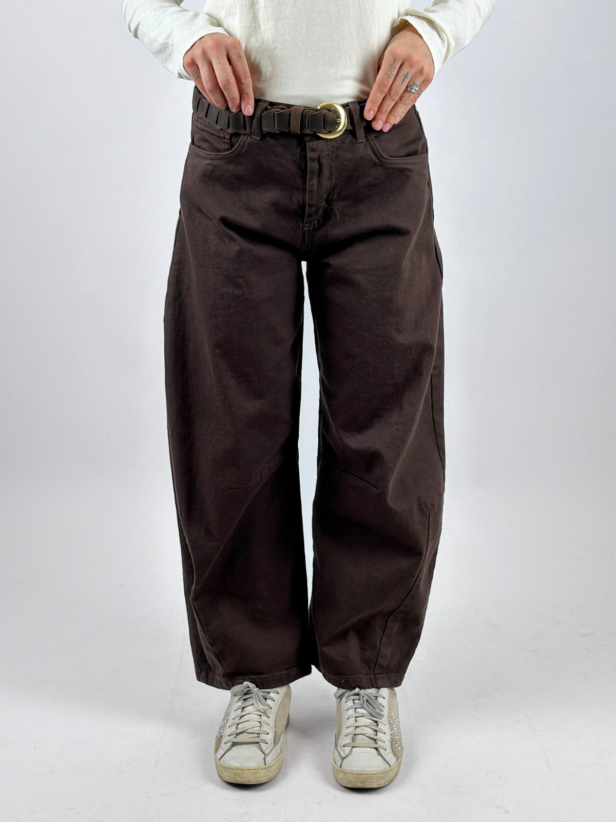 Jeans Balloon marrone indossato, vista frontale