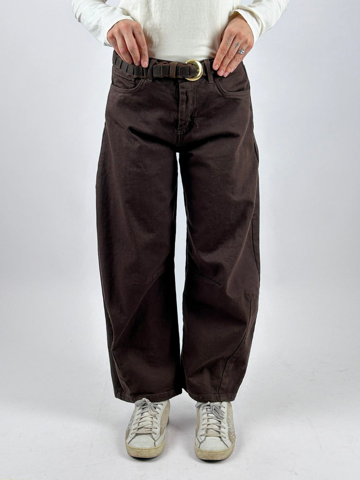 Jeans Balloon marrone indossato, vista frontale
