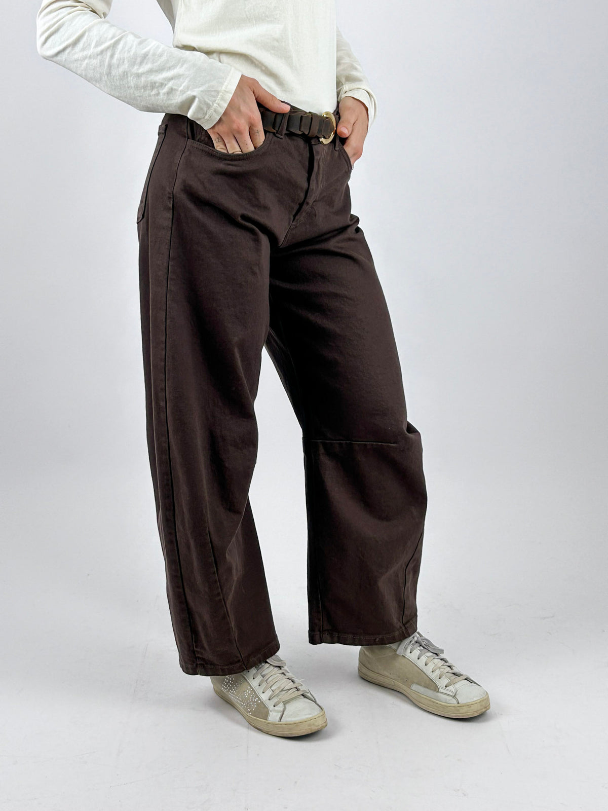 Jeans Balloon marrone indossato, vista laterale