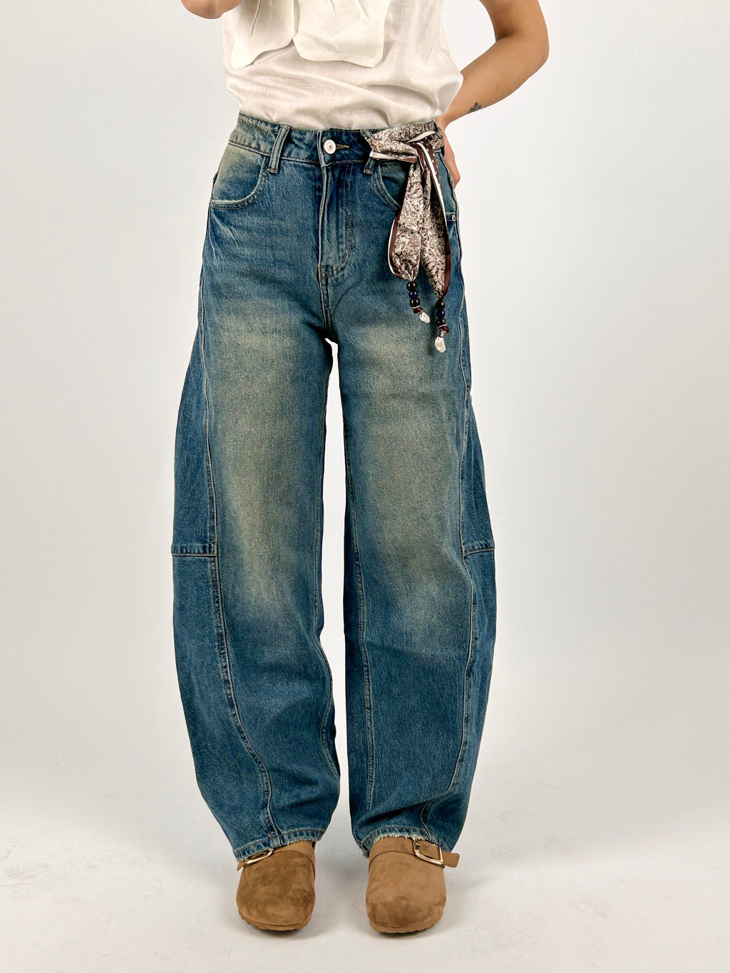 Jeans balloon donna a vita alta con gamba ampia e vestibilità morbida. vista frontale
