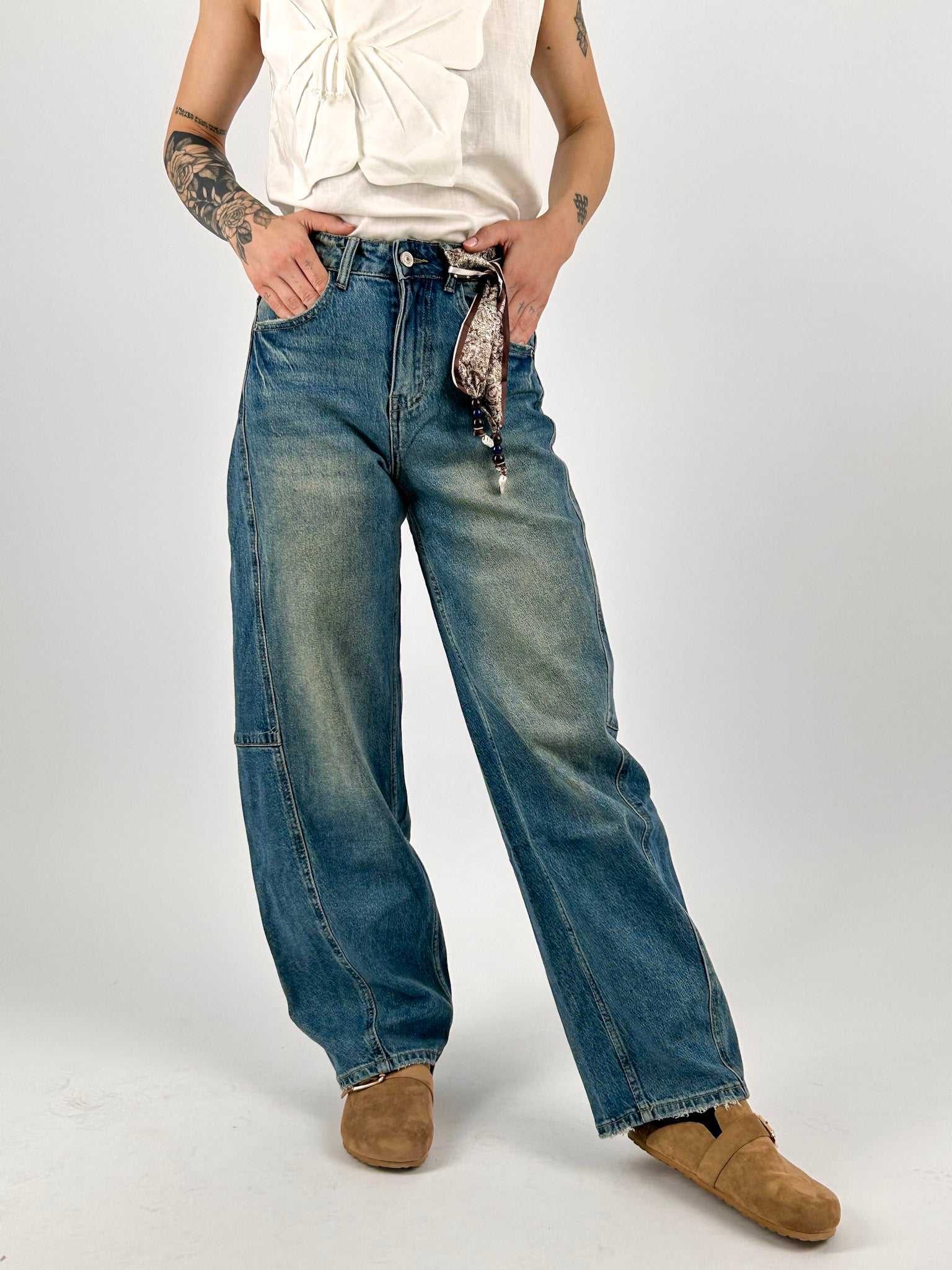 Jeans balloon donna a vita alta con gamba ampia e vestibilità morbida. posa  frontale