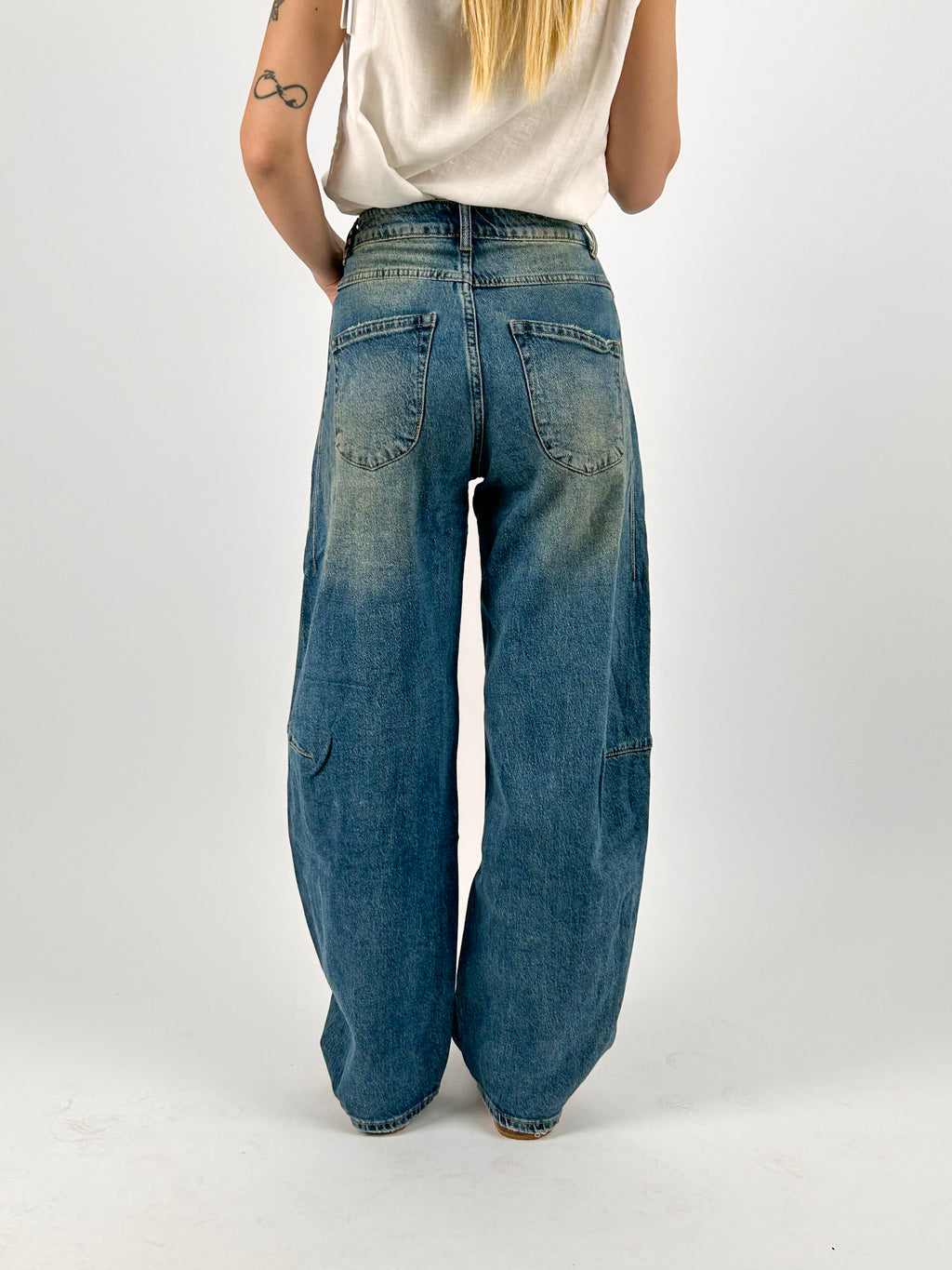 Jeans balloon donna a vita alta con gamba ampia e vestibilità morbida. vista retro