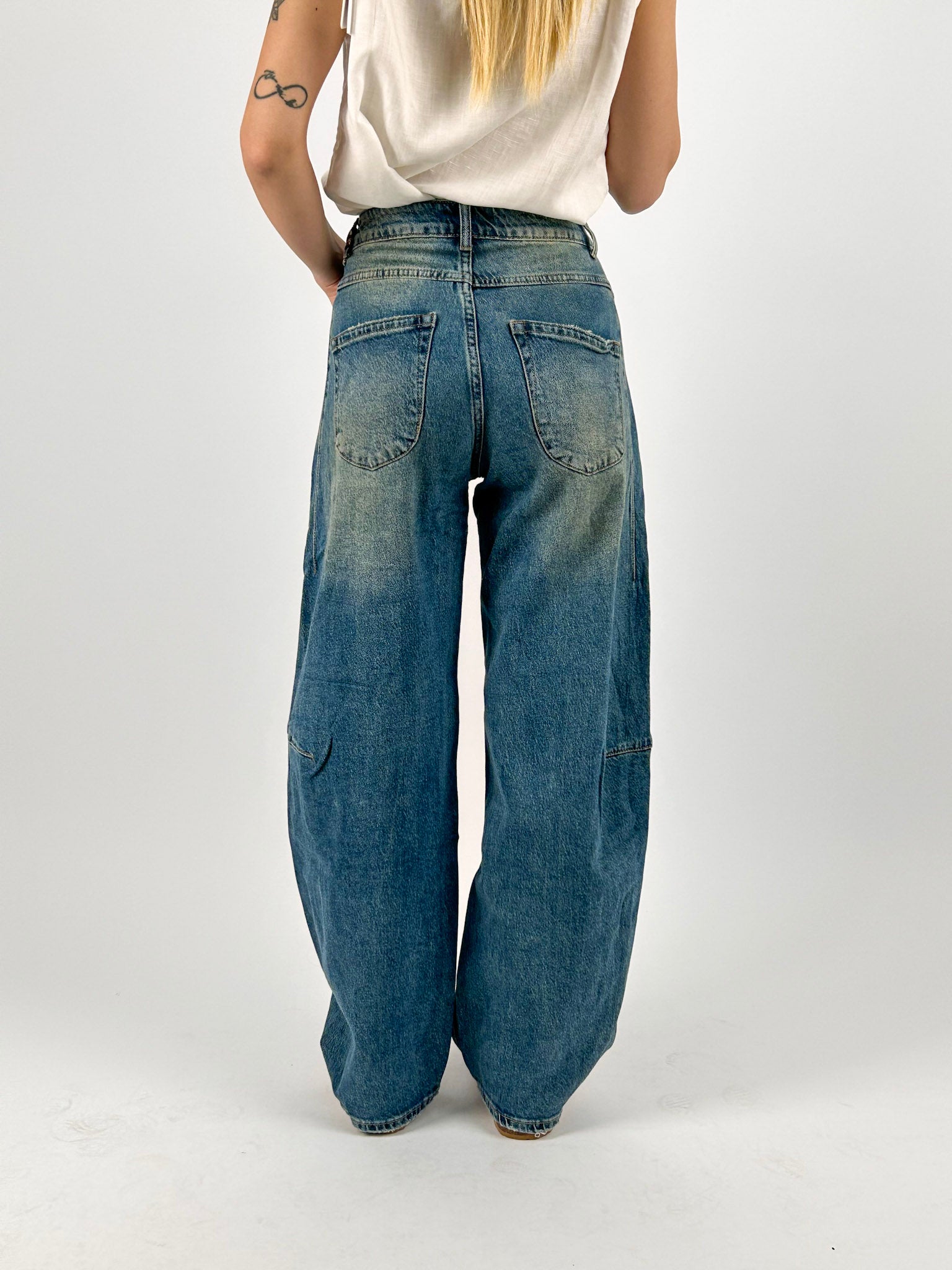 Jeans balloon donna a vita alta con gamba ampia e vestibilità morbida. vista retro