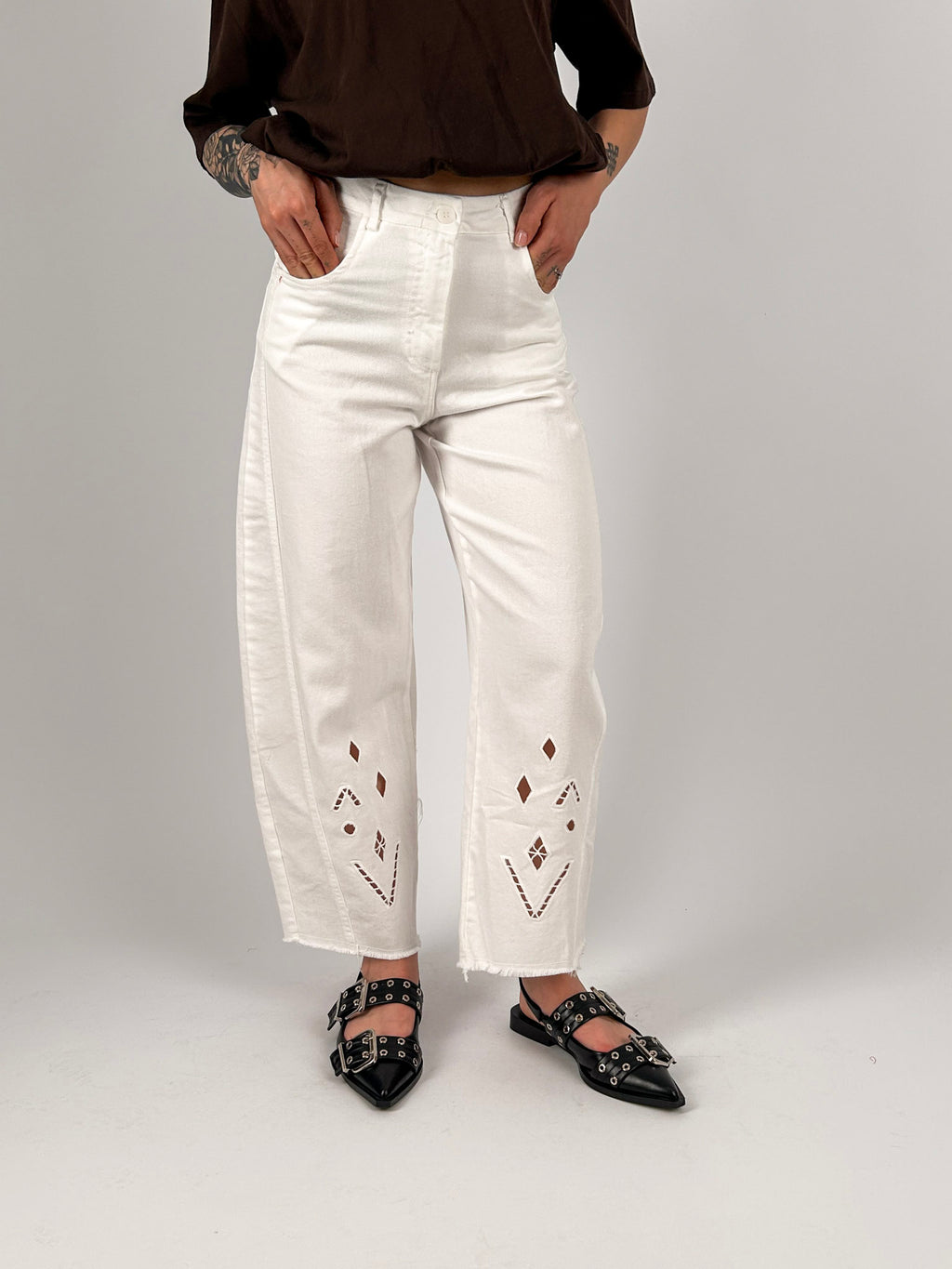 Jeans donna bianchi in cotone con dettagli traforati sul fondo e gamba dritta -vista frontale