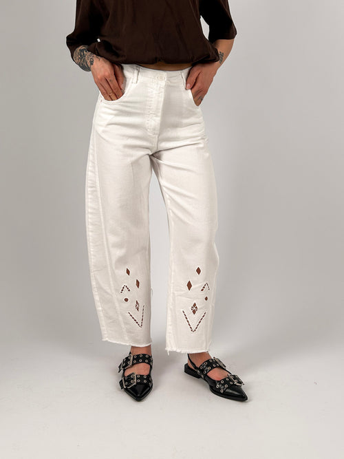Jeans donna bianchi in cotone con dettagli traforati sul fondo e gamba dritta -vista frontale