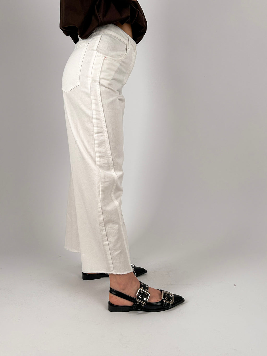 Jeans donna bianchi in cotone con dettagli traforati sul fondo e gamba dritta - vista laterale