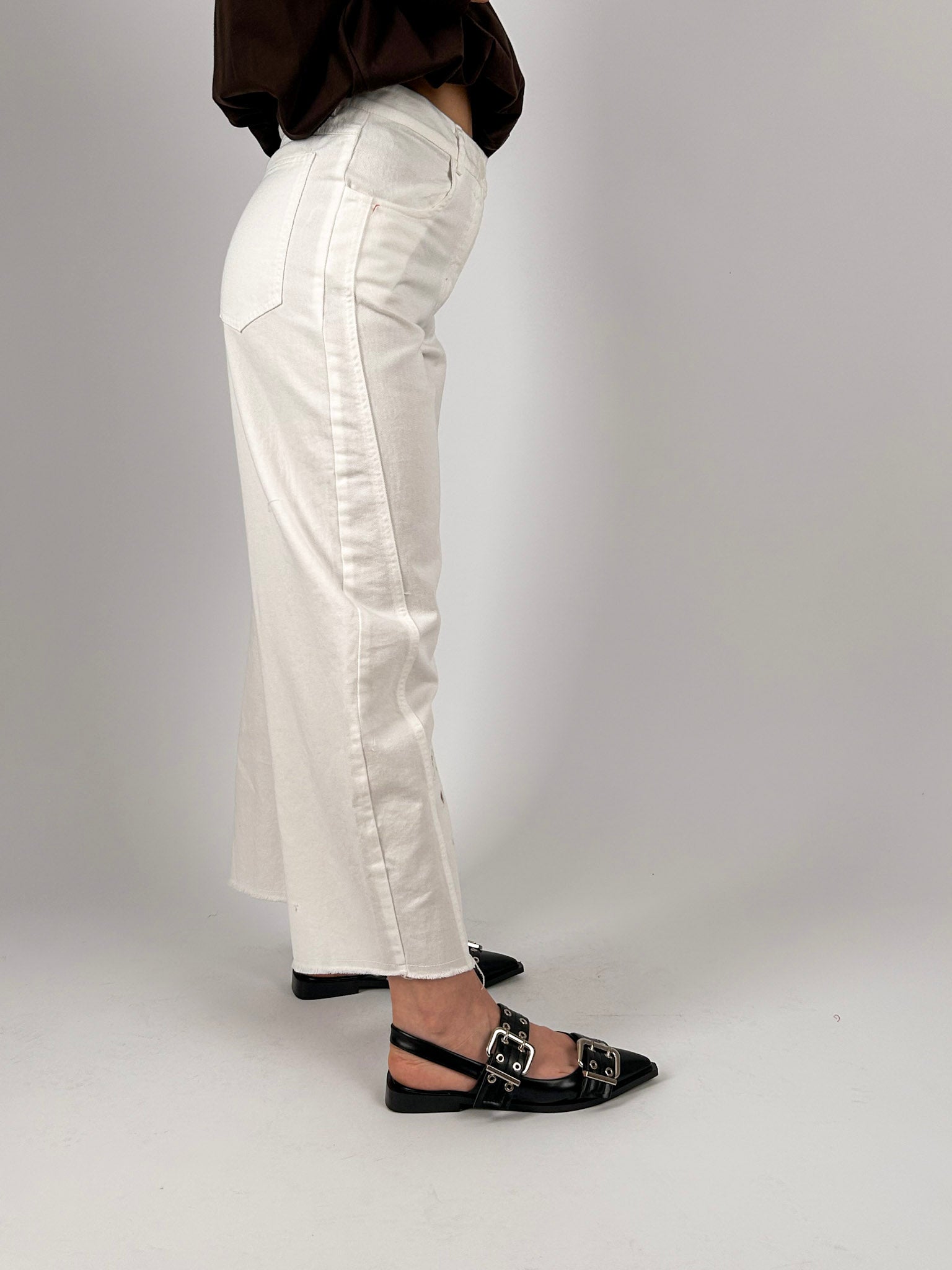 Jeans donna bianchi in cotone con dettagli traforati sul fondo e gamba dritta - vista laterale